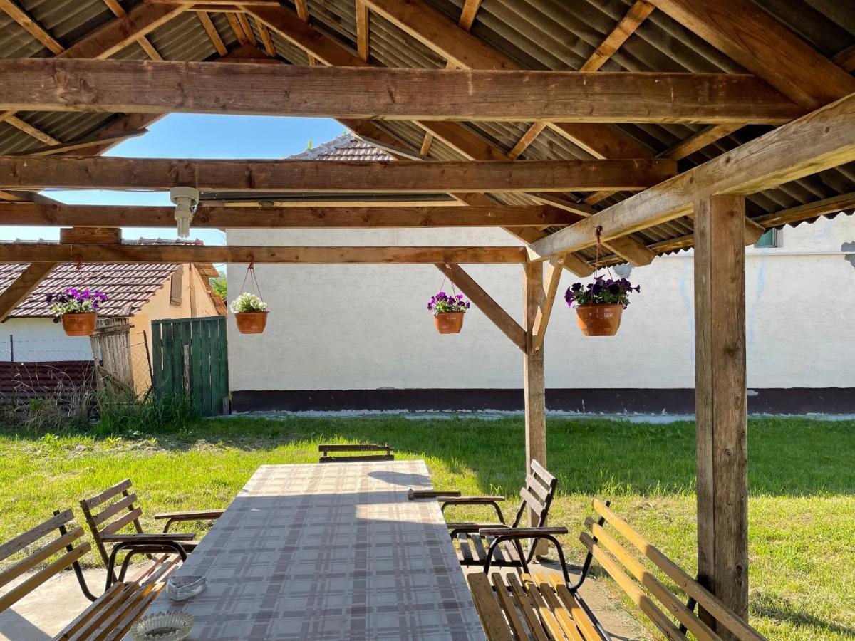 Apartamento Zsuzsa Apartman Poroszló Exterior foto