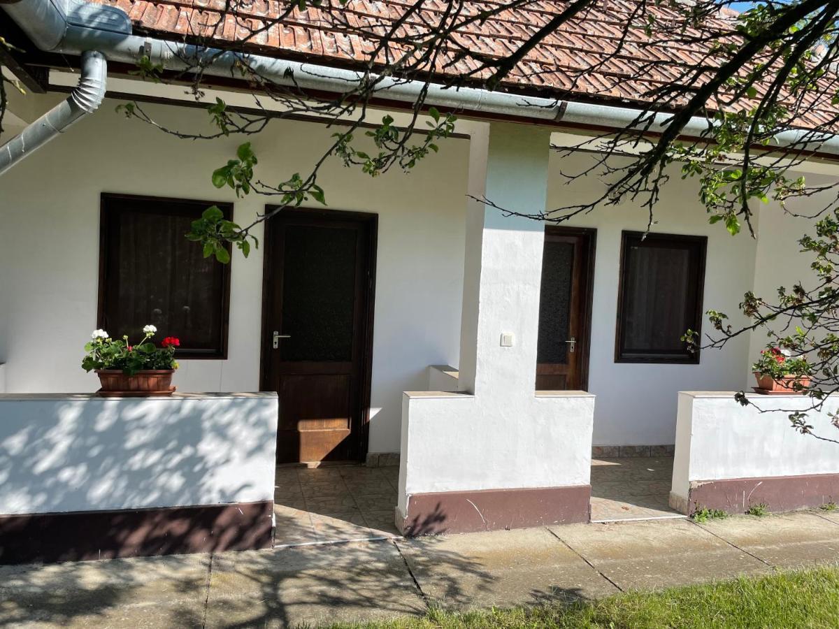 Apartamento Zsuzsa Apartman Poroszló Exterior foto